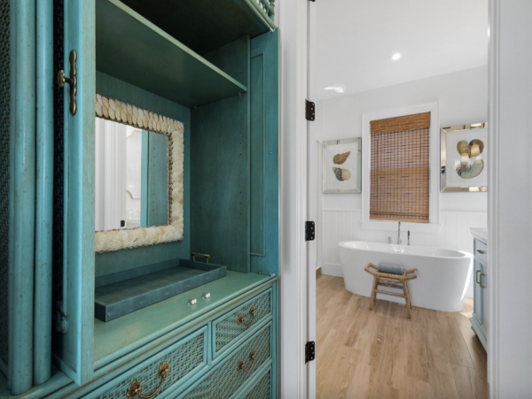 Beachside Four Bedrooms Vacation Home in Anna Maria